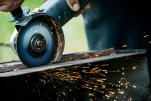 Тихи и мощни ъглошлайфи: Техники и добри практики за работа в градска среда